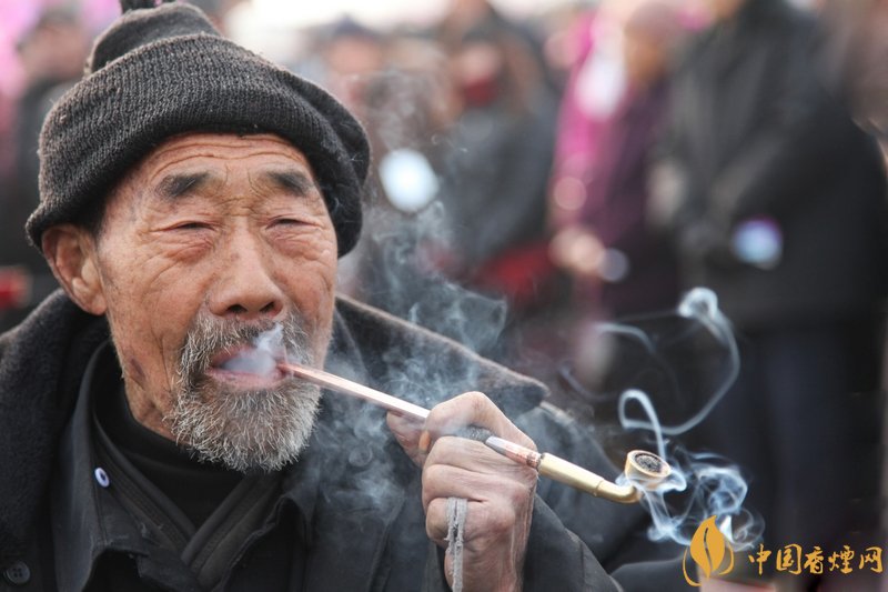 旱煙和煙卷哪個危害大,旱煙袋很有講究